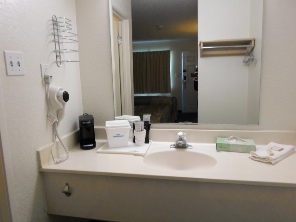Howard Johnson By Wyndham Las Vegas Near The Strip Exterior foto
